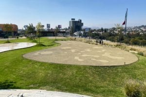 El parque se ubica en el tercer piso del estacionamiento central de Plaza Satélite, donde se invirtieron 842 millones de pesos para dar forma a un diseño integral de arquitectura contemporánea