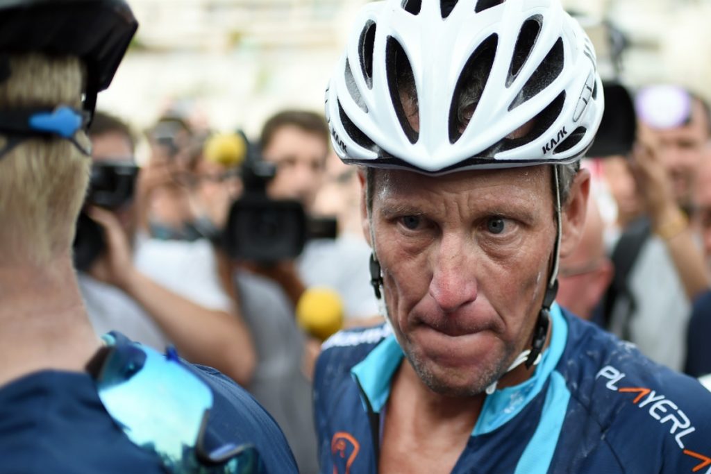  Lance  Armstrong es acusado de impulsar su bicicleta con un 