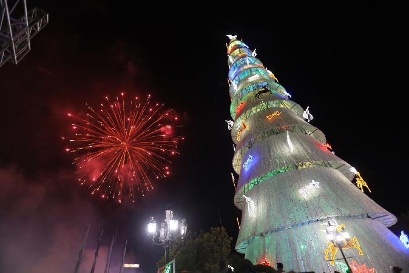 Enciende Chignahuapan su árbol navideño, el más grande del país (+fotos) -  24 Horas Puebla
