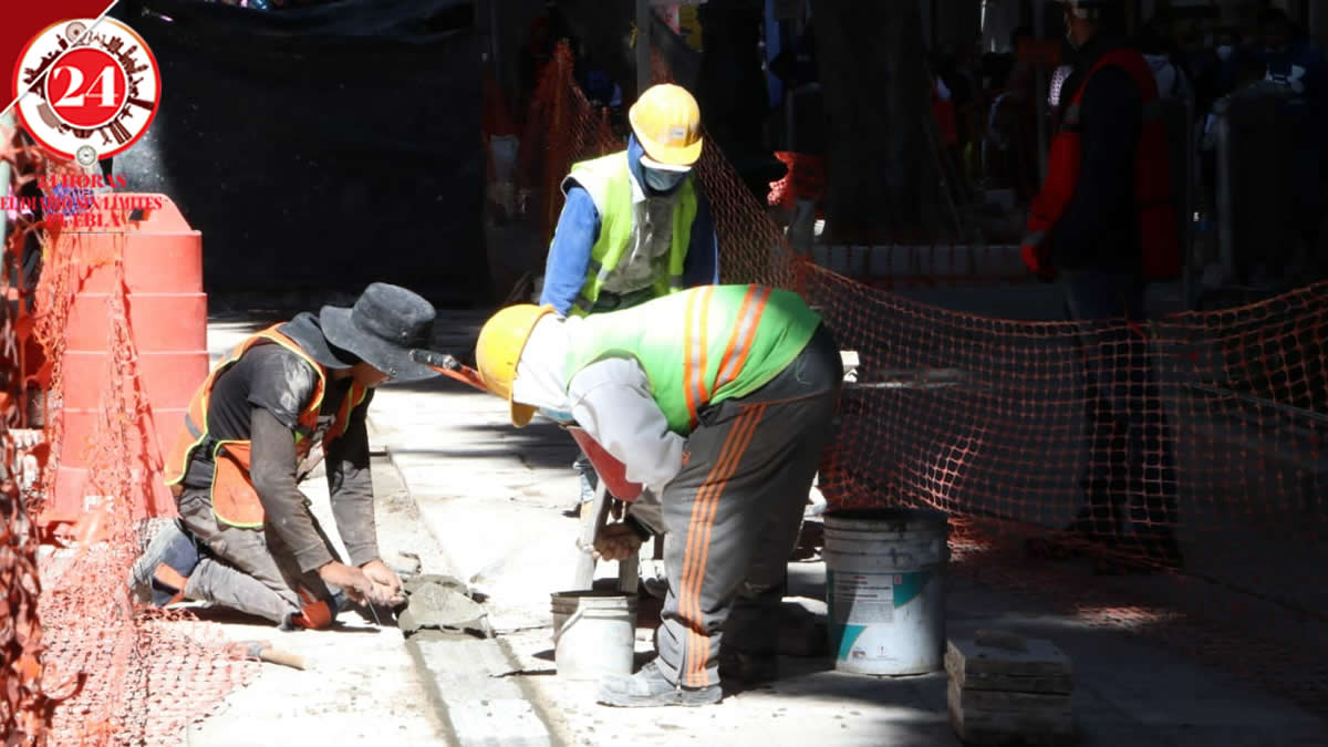 Colocan líneas guías para personas invidentes en la 5 de Mayo