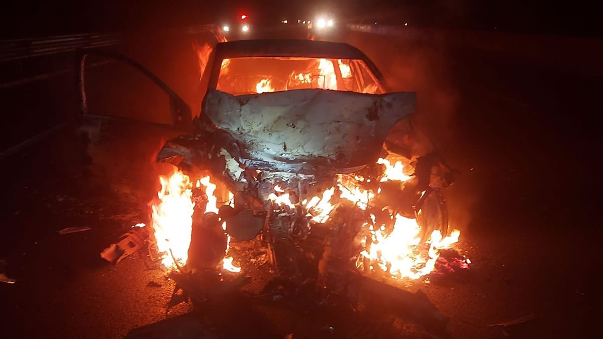 Se incendia vehículo tras accidente en la autopista México-Puebla