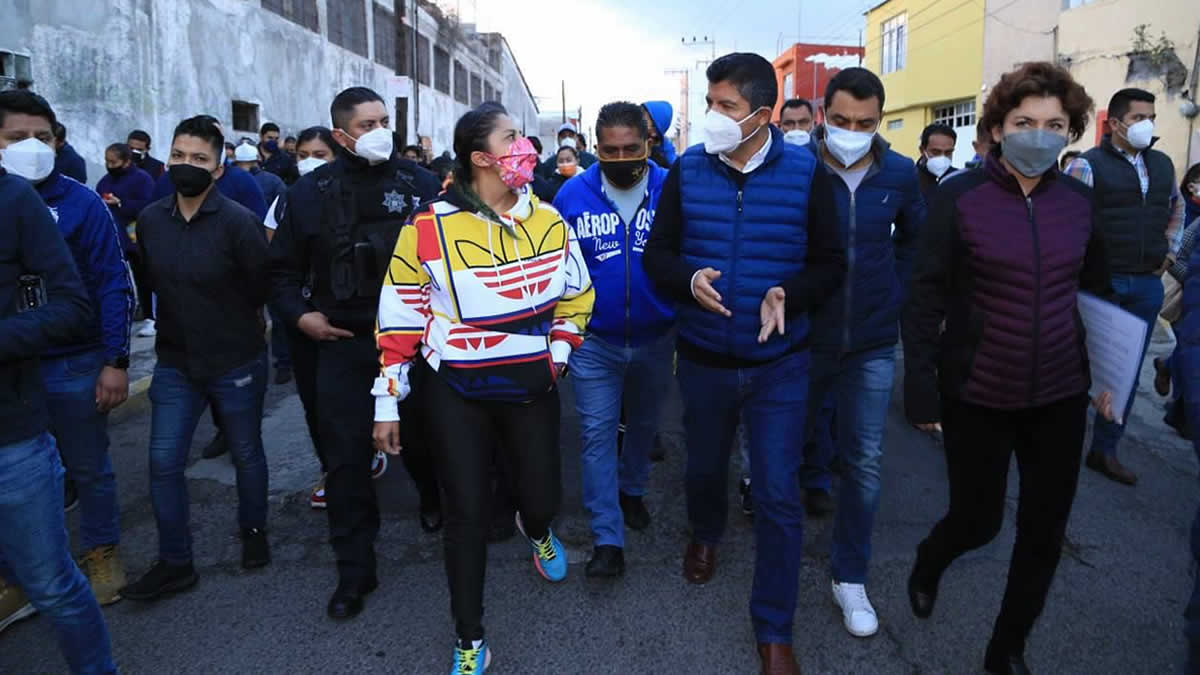 Participa Eduardo Rivera en caminata por la seguridad en el barrio de Santa Anita