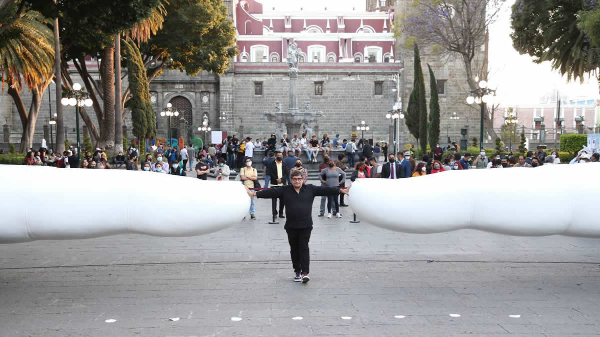 Exponen en el Zócalo de Puebla la obra monumental “Tú” de José Rivelino