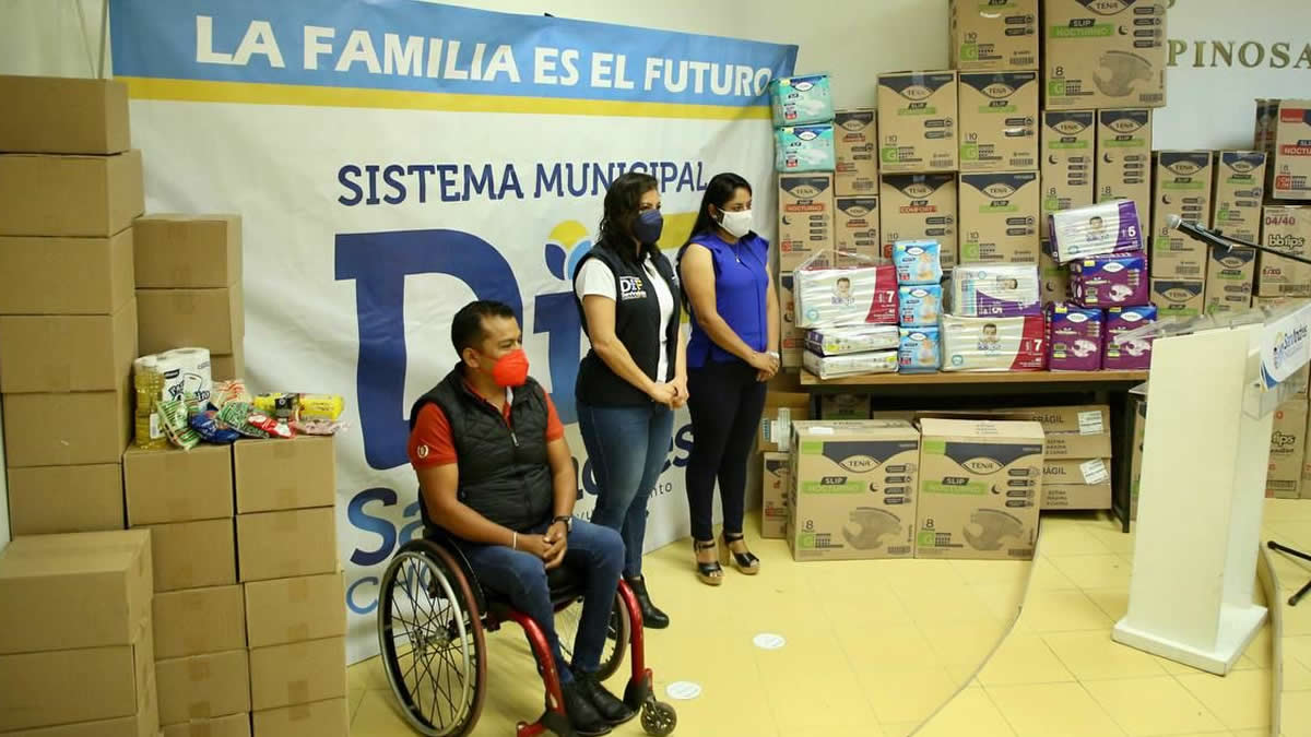 Entrega DIF de San Andrés Cholula apoyos a personas con algún padecimiento