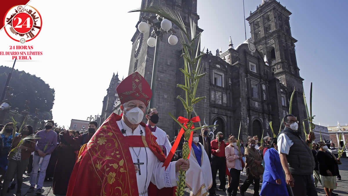Encabeza arzobispo de Puebla la procesión de Domingo de Ramos