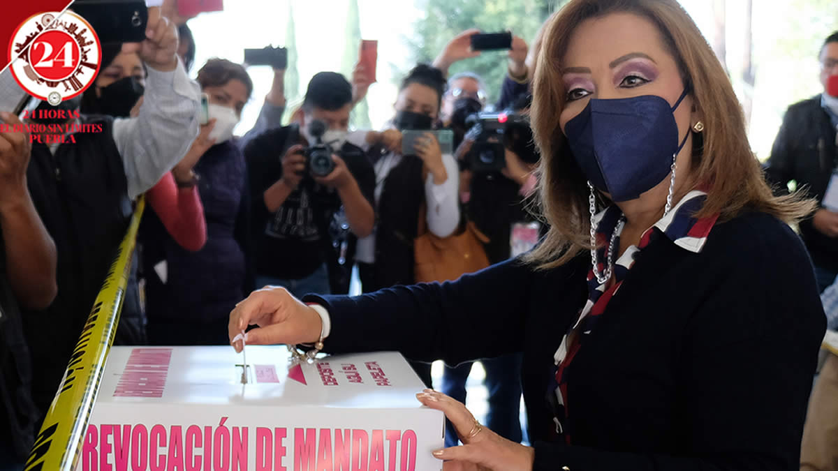Acude a votar gobernadora de Tlaxcala en la consulta popular