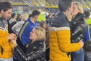 Foto:Captura de pantalla| ¡Viva el amor! Mujer le pide matrimonio a su novio en un partido de futbol