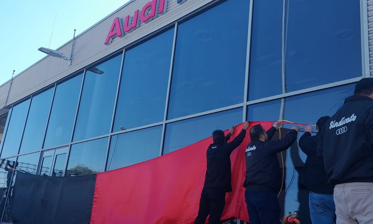 Audi huelga banderas / Arturo Cravioto