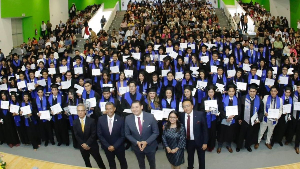 Alejandro Armenta y Universitarios