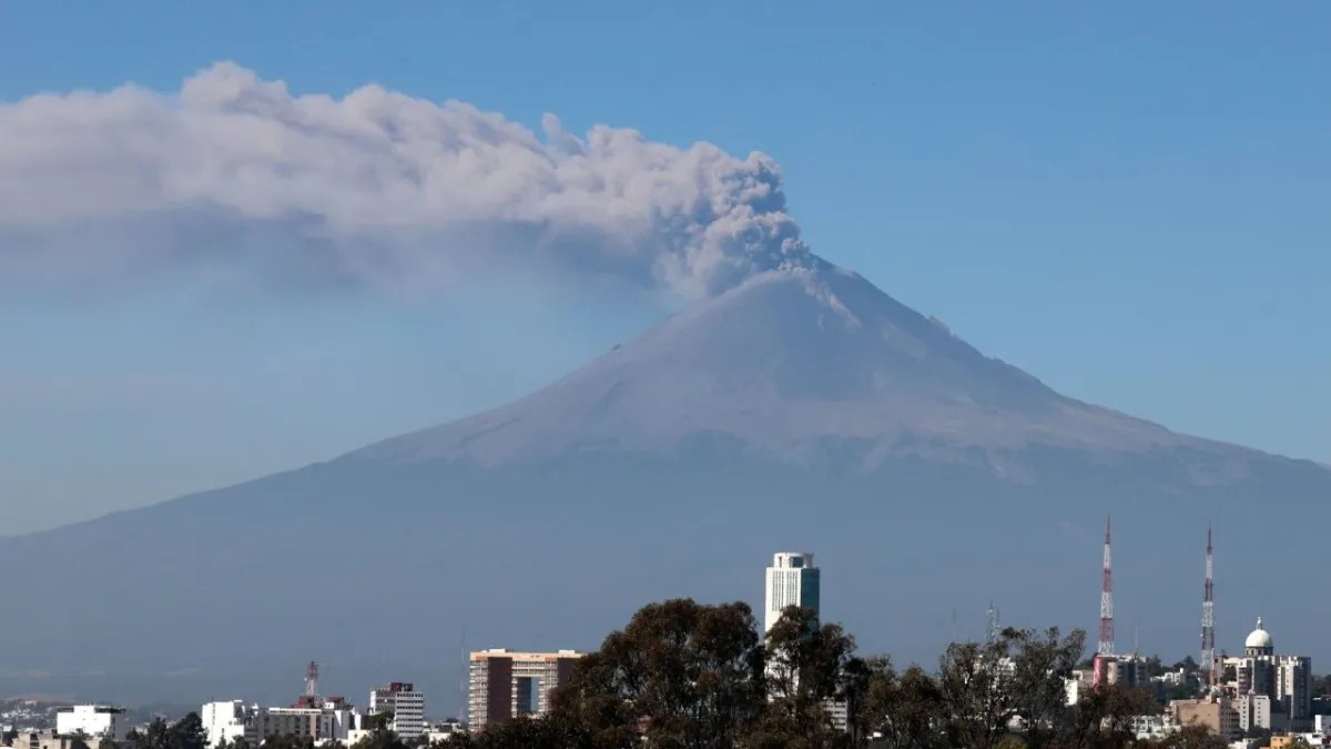 Foto: Cuartoscuro. /Cenapred reiteró su llamado a no intentar subir al volcán Popocatépetl por el peligro que implica la caída de fragmentos incandescentes.