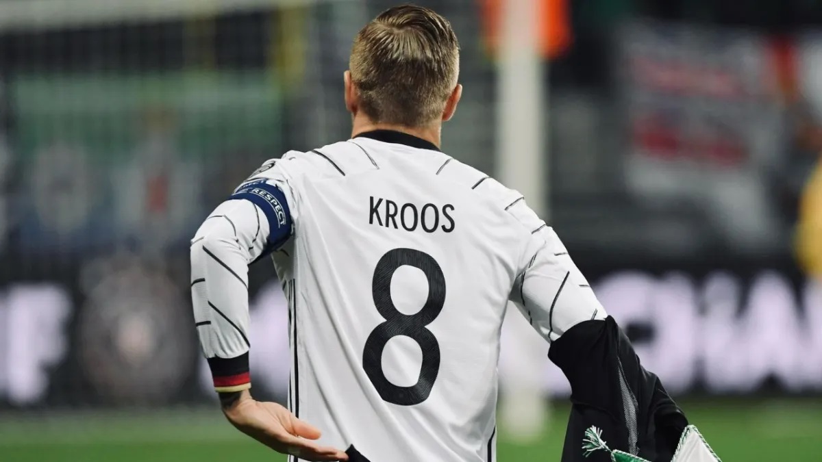 Foto X Toni Kroos. Toni Kroos portando el dorsal 8 con su gafete de capitán