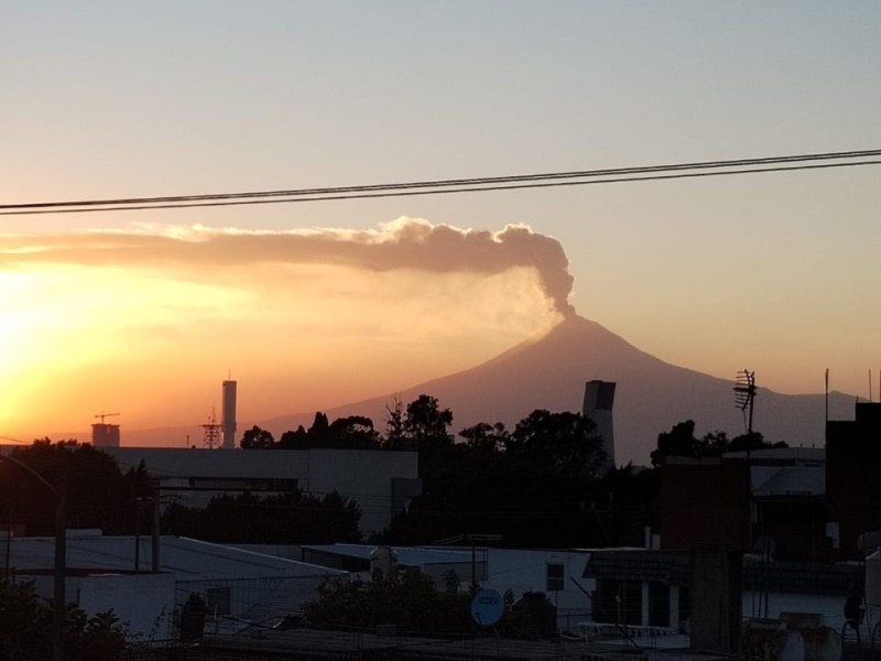 Amanecen 18 municipios con caída de ceniza del Popocatépetl