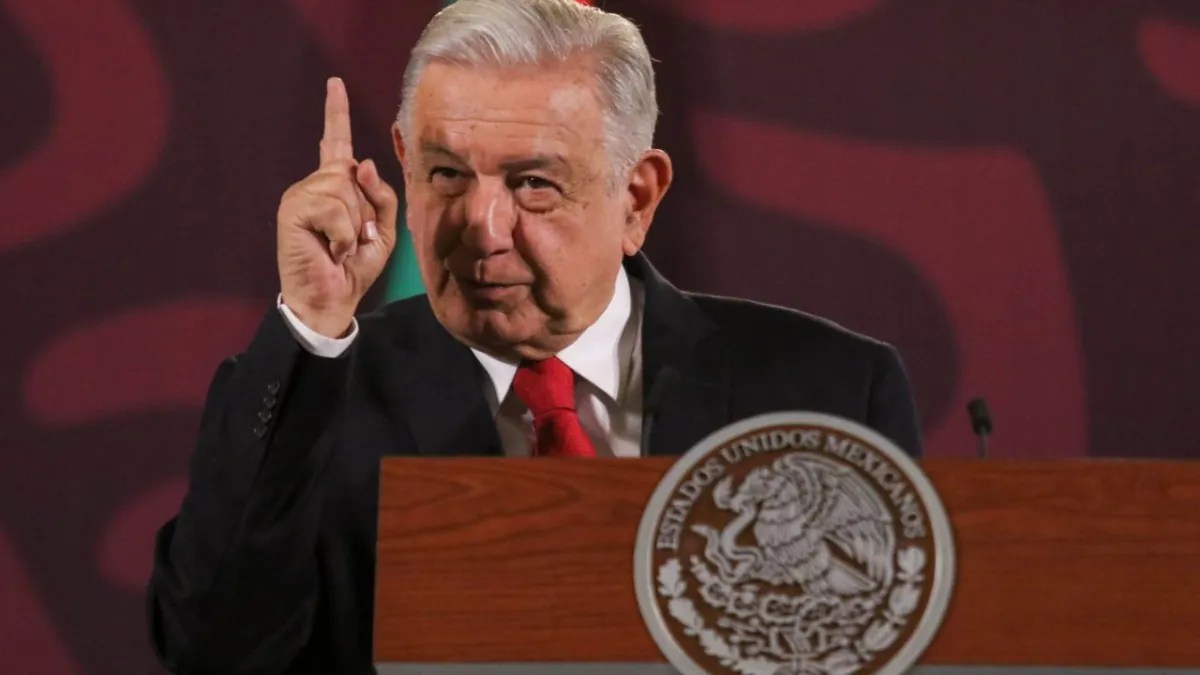 Foto: Especial | El presidente López Obrador se victimizó de nueva cuenta ante lo “estricto” del INE tras una nueva prohibición en sus conferencias.