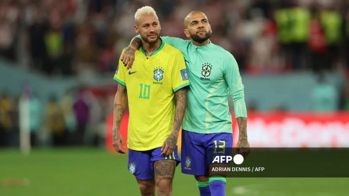Foto:AFP|El padre de Neymar podría pagar la fianza de Dani Alves