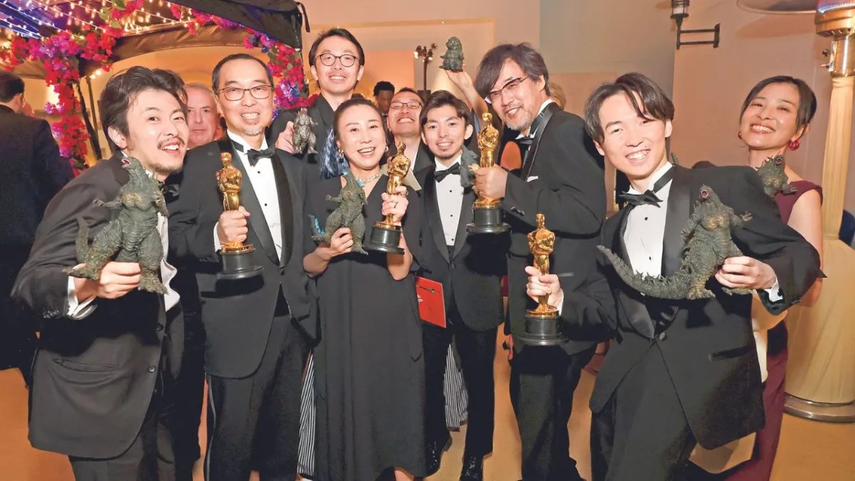 Foto: AFP | Asimismo, sus compatriotas encargados de la cinta Godzilla Minus One, festejaron a lo grande el recibir el galardón en la categoría de Mejores Efectos Visuales