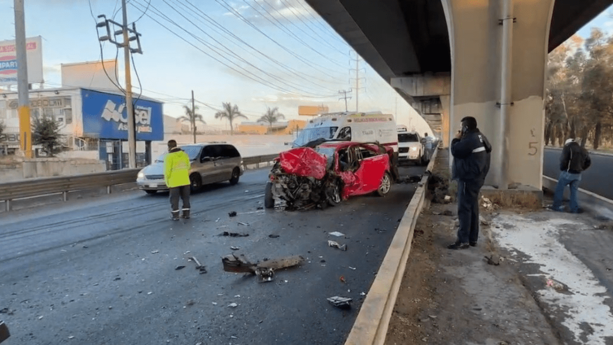Foto: Especial | Dos personas quedaron prensadas luego de un fuerte choque automovilístico en la carretera México-Puebla esta mañana.