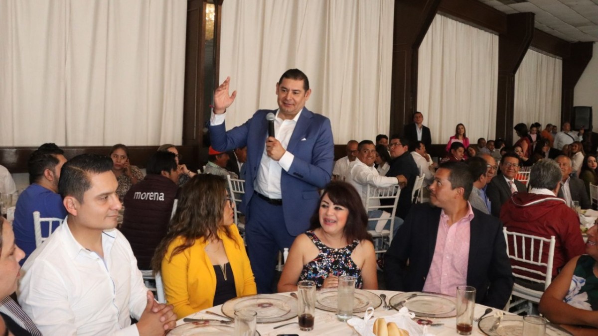 Alejandro Armenta se reunió con más de 300 aspirantes a candidatos a diputados locales