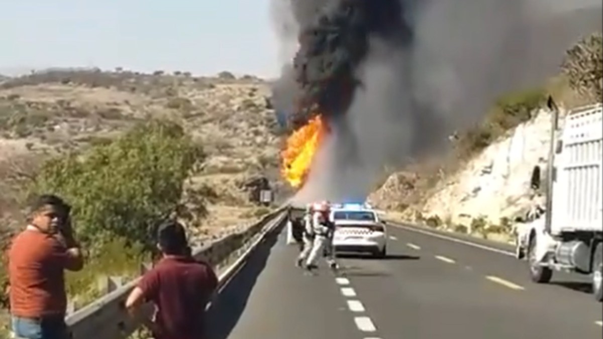 Incendio de pipas en la autopista Oaxaca-Tehuacán