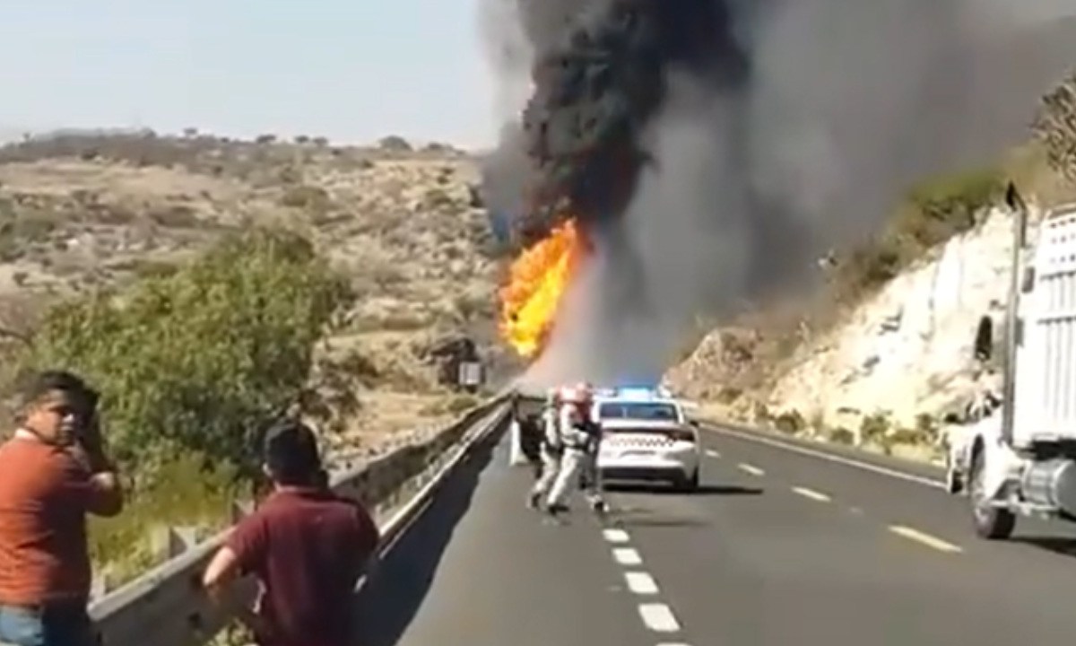 Incendio de pipas en la autopista Oaxaca-Tehuacán