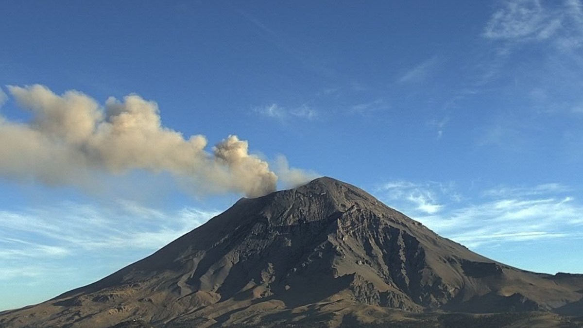 Popocatépetl lanza fumarola constante con lluvia de ceniza sobre Puebla