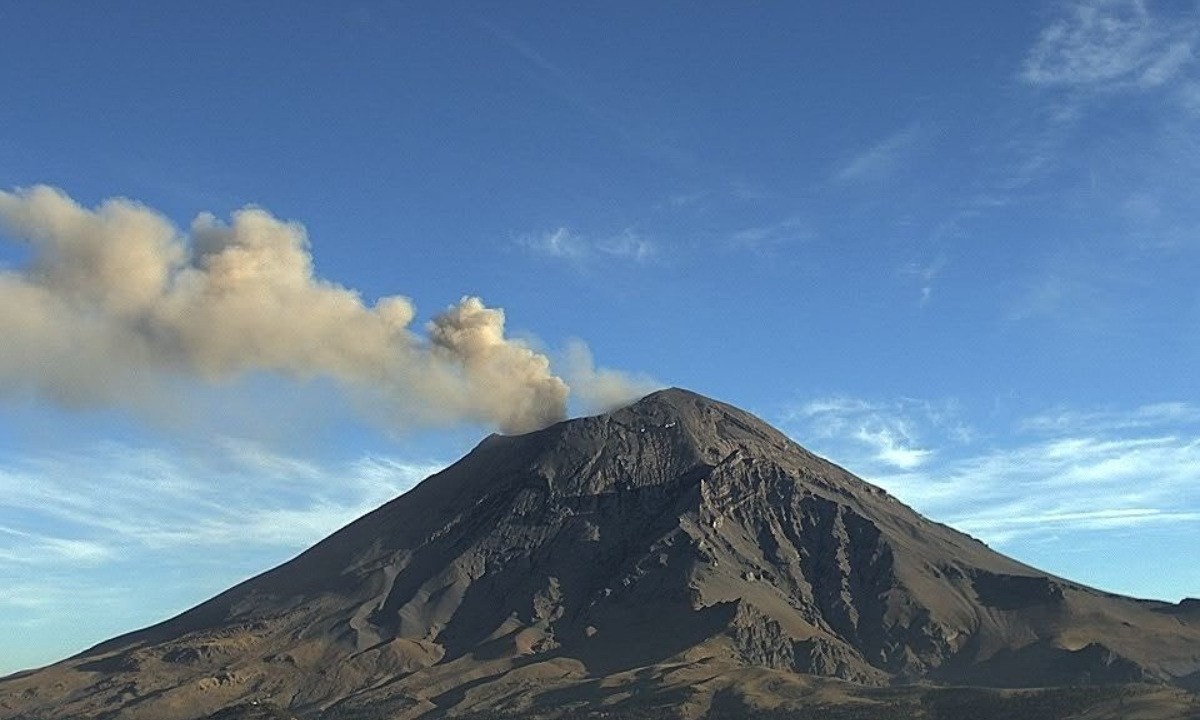 Popocatépetl lanza fumarola constante con lluvia de ceniza sobre Puebla