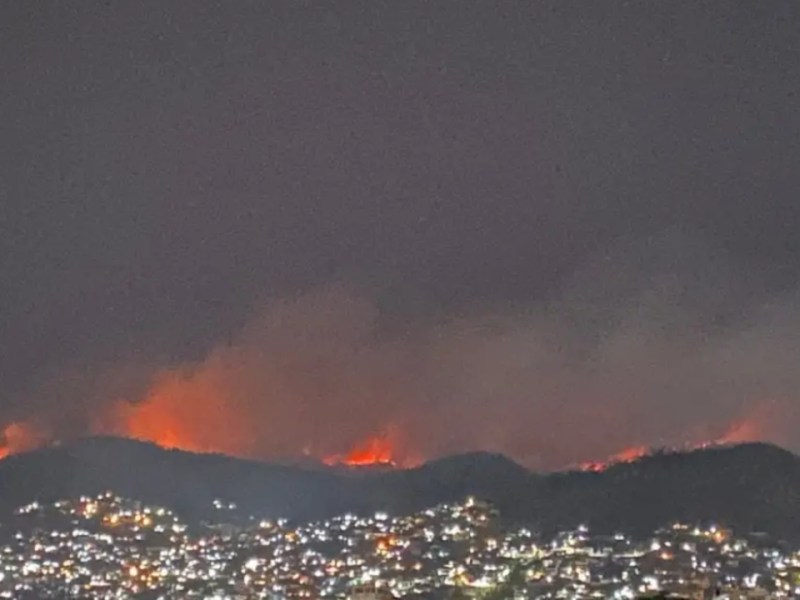 Alerta en Acapulco por incendio forestal; suspenden las clases