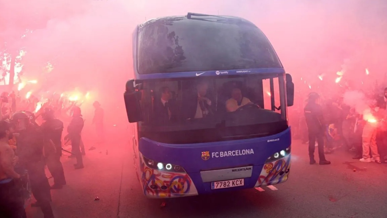 Fans blaugranas apedrean por error el autobús del Barcelona - Diario 24  Horas Puebla