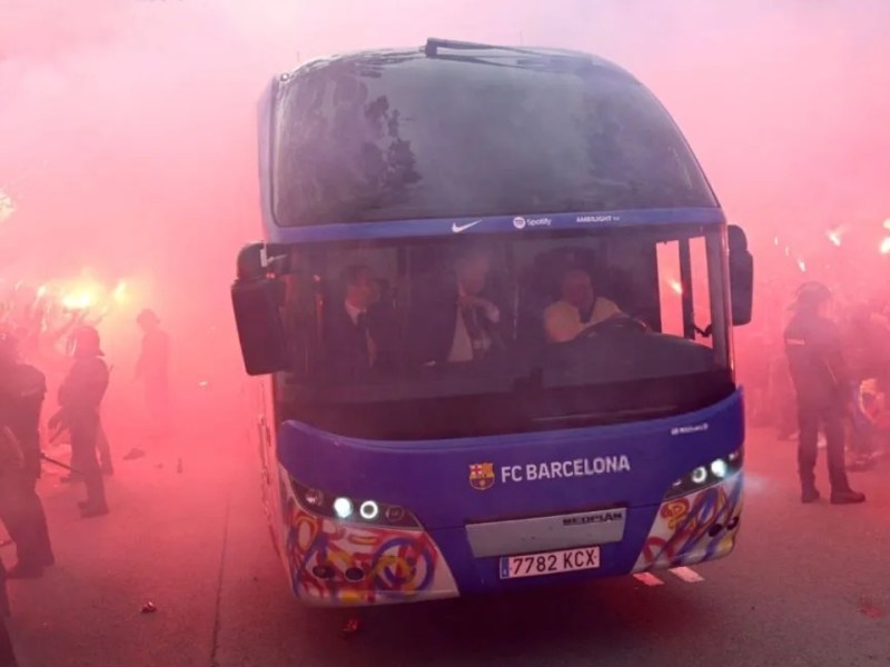 Fans blaugranas apedrean por error el autobús del Barcelona