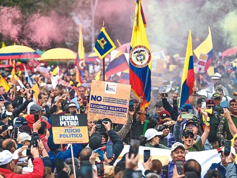 Protesta vs. Petro en Colombia reúne a cientos de miles