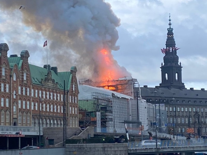 Incendio arrasa con edificio histórico de la Bolsa de Copenhague