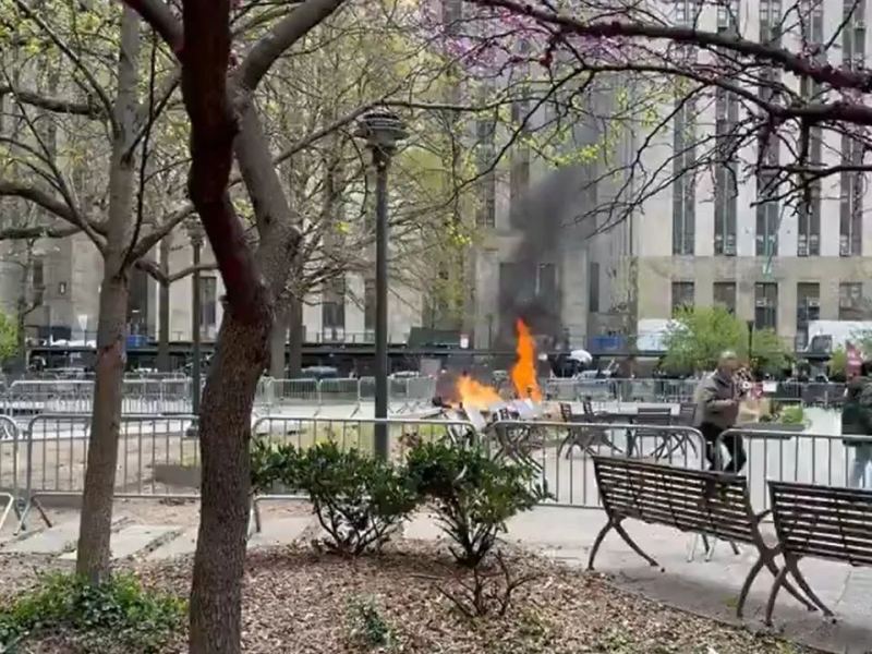 Un hombre se prende fuego frente al tribunal donde es juzgado Donald Trump