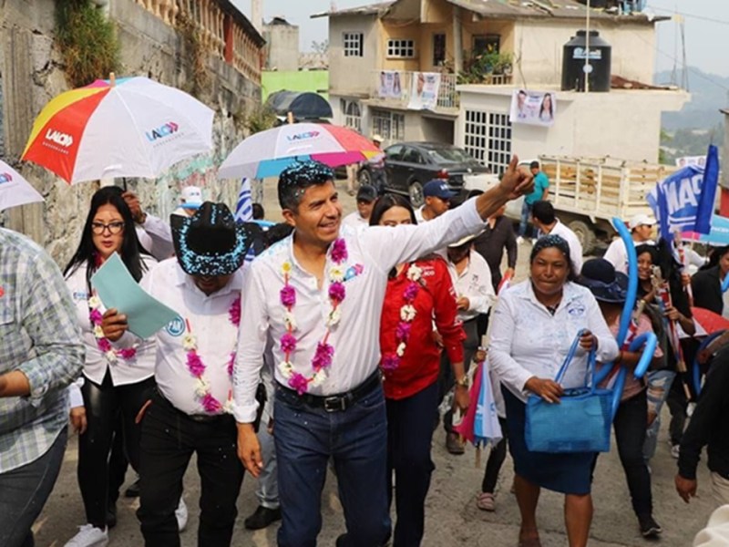 Eduardo Rivera se compromete a brindar mejores caminos a Quimixtlán