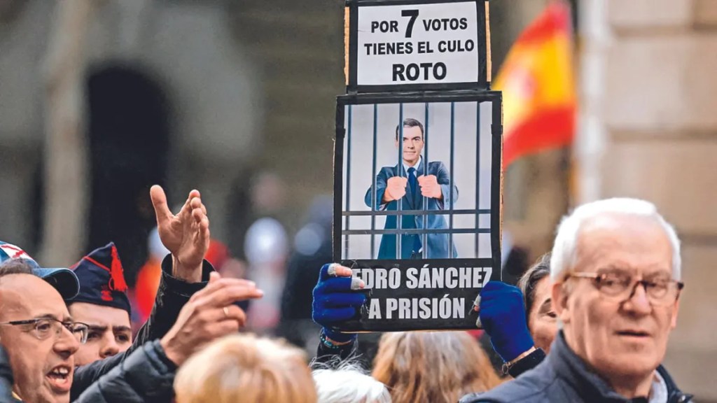 Foto: AFP | PROTESTA. Manifestantes salieron este fin de semana a las calles de Madrid, cerca de la sede del Partido Socialista Obrero (PSOE), para pedir que se encarcele al presidente del Gobierno, Pedro Sánchez.