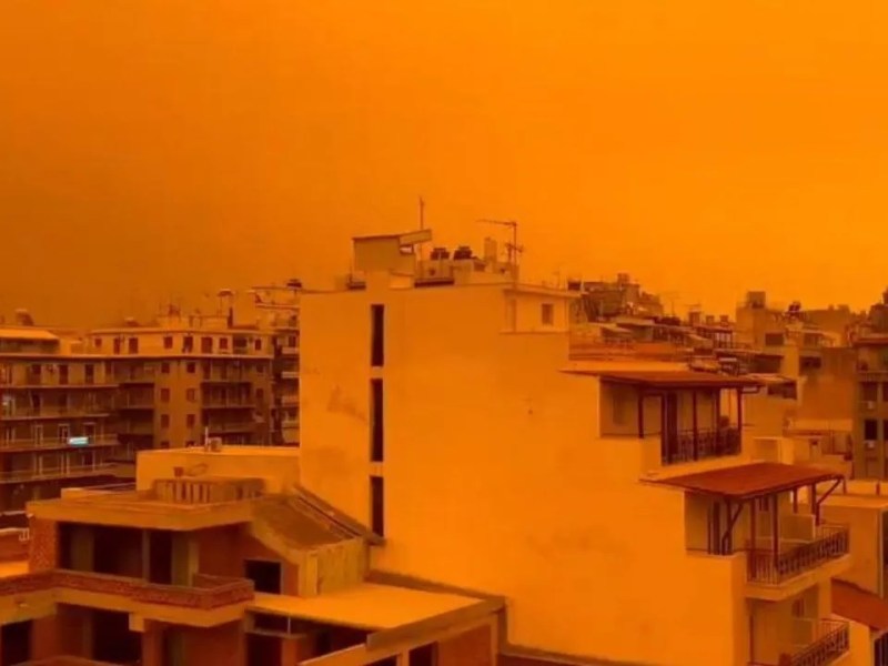 Cielo de Atenas se tiñe de naranja por las nubes de polvo del Sahara