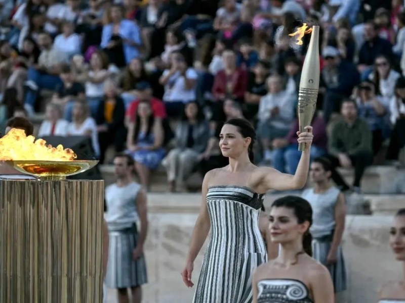 ¡Va rumbo a París! Grecia entrega llama olímpica a organizadores franceses