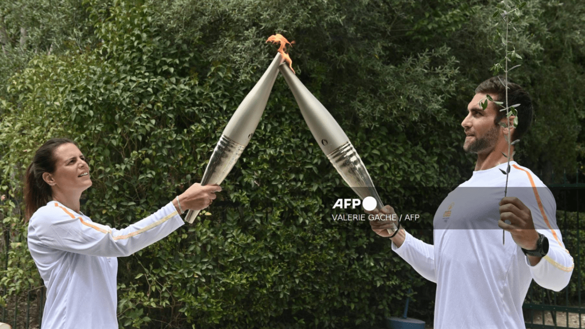 Foto: AFP | A menos de cuatro meses de iniciar los Juegos Olímpicos de París 2024, inició el recorrido de la llama olímpica.
