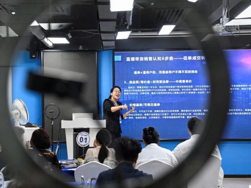Furor en China por cursos para vender en red TikTok