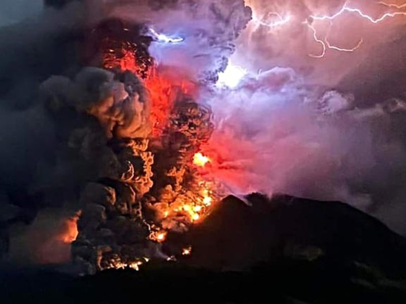 Volcán Ruang hace erupción; alertan tsunami