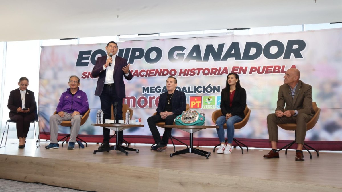Alejandro Armenta ofreció una conferencia con Julio César Chávez