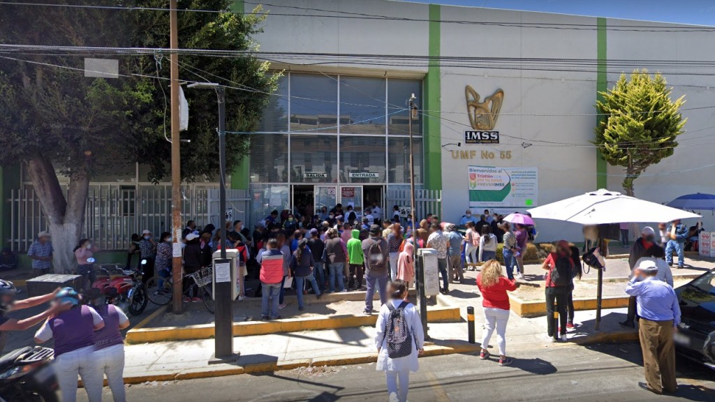 IMSS Puebla rechaza falta de atención a hombre muerto afuera de clínica de Amalucan