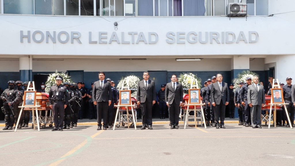 Los cuatro policías estatales caídos el domingo pasado durante un enfrentamiento contra civiles armados en Chignahuapan, recibieron un homenaje póstumo y de cuerpo presente. | Foto: Especial