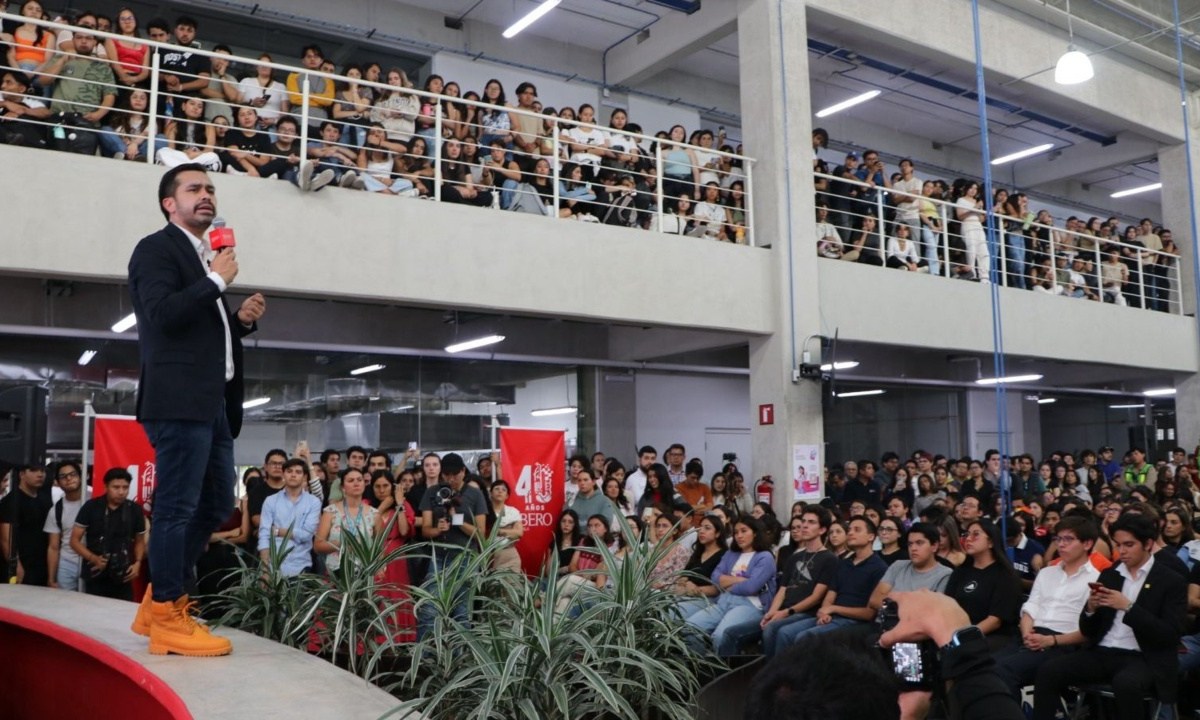 Jorge Álvarez Máynez ante los estudiantes de la Ibero Puebla