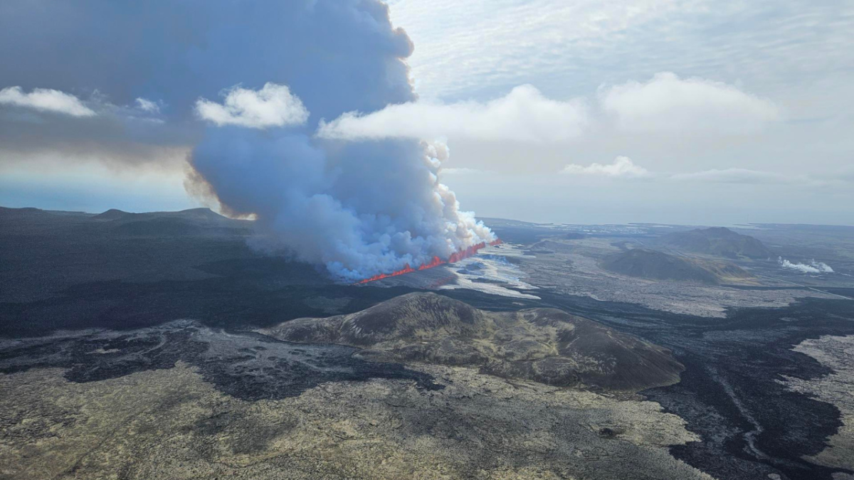 Foto: SkyAlert. Ante la constante actividad volcánica y las dimensiones de la fisura las autoridades islandesas declararon estado de emergencia en Grindavík.