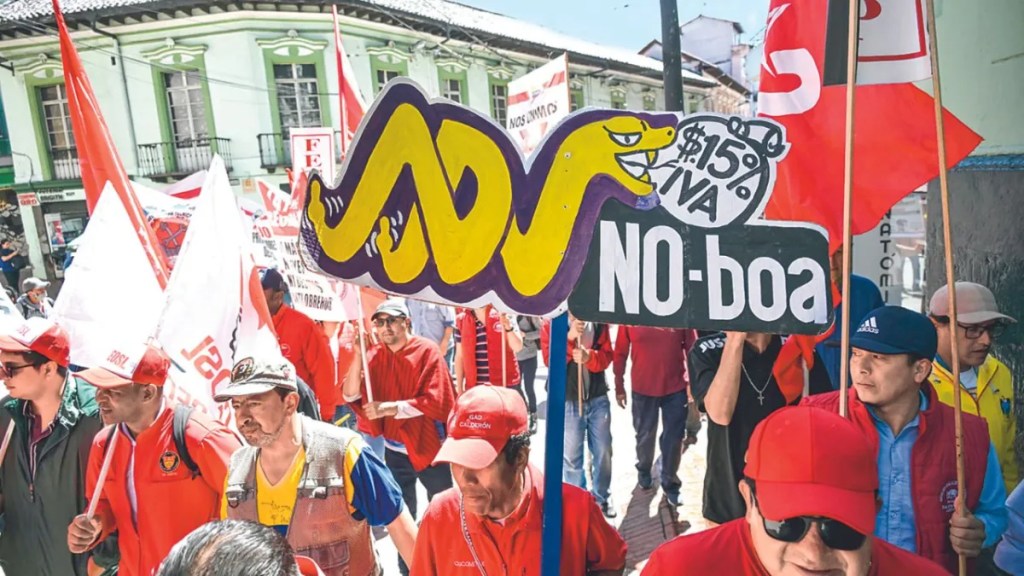 Foto: AFP | DÍA DEL TRABAJO. Sindicatos y movimientos sociales se manifestaron ayer contra el Gobierno del presidente ecuatoriano Daniel Noboa, en Quito.