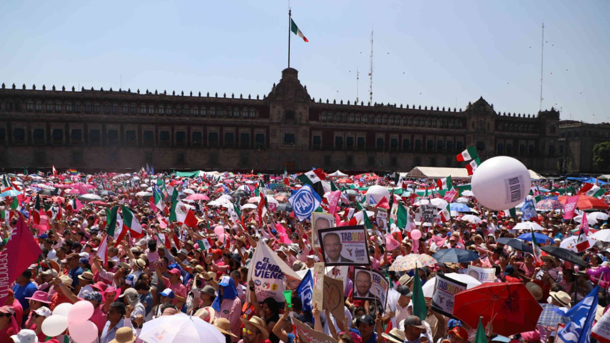 Foto: Gabriela Esquivel. Desde temprana hora los ánimos ya estaban caldeados, mientras los integrantes de la sociedad civil organizada reclamaban a los Gobiernos Federal y de la Ciudad de México que les izaran la bandera monumental.