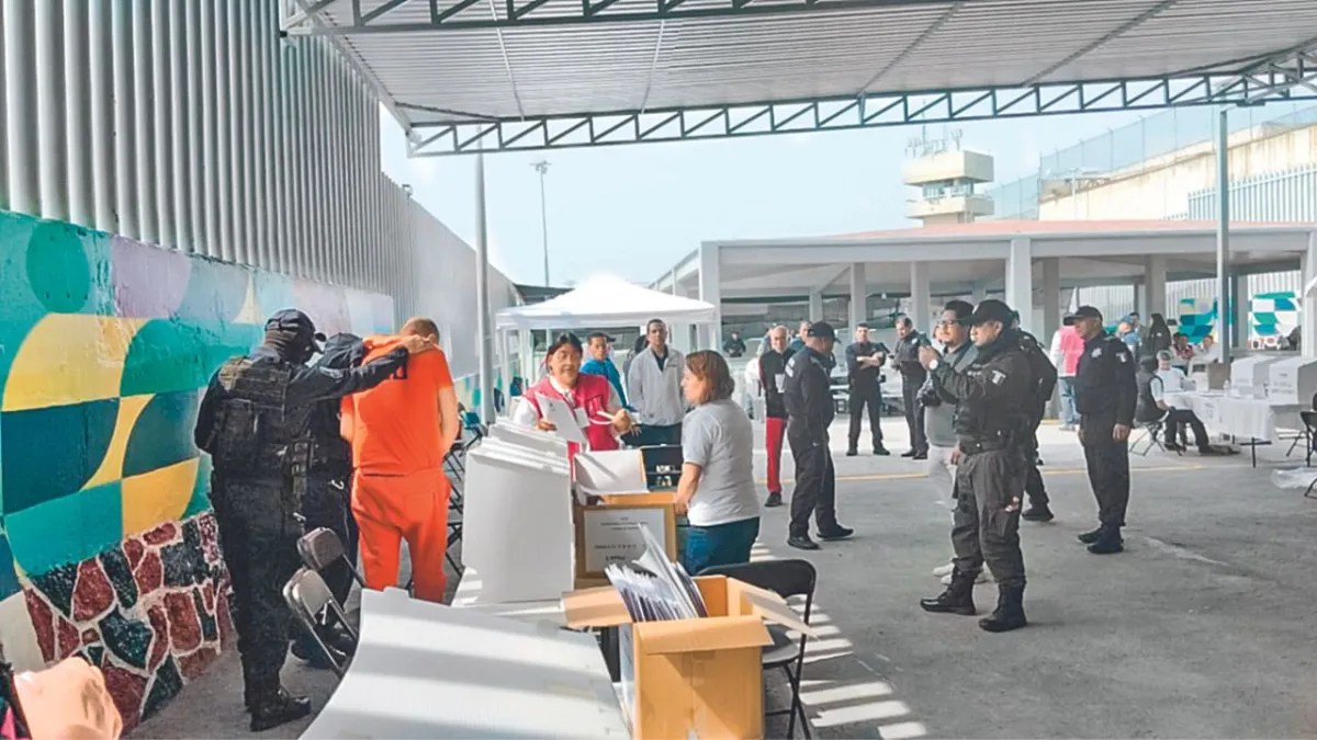 Foto: Especial | Medidas. Un reo de alta peligrosidad, aunque en prisión preventiva, ejerció su voto bajo la vigilancia de siete agentes.