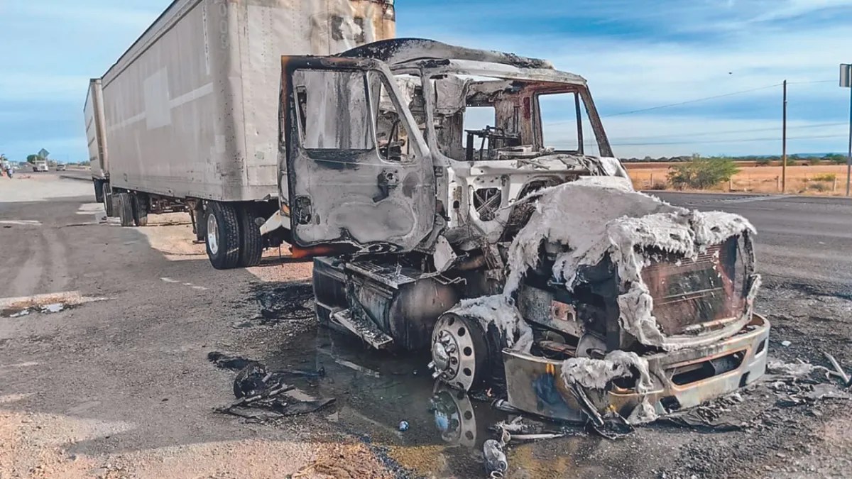 Foto: Cuartoscuro | TERROR. Automovilistas volvieron a quedar en medio de los bloqueos y la quema de autos por parte de grupos del crimen organizado.