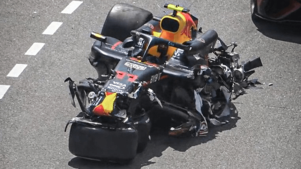 Foto: ESPN F1. La FIA abrió una investigación de carrera por el accidente tras la curva uno que involucró al mexicano y los dos autos de Haas.