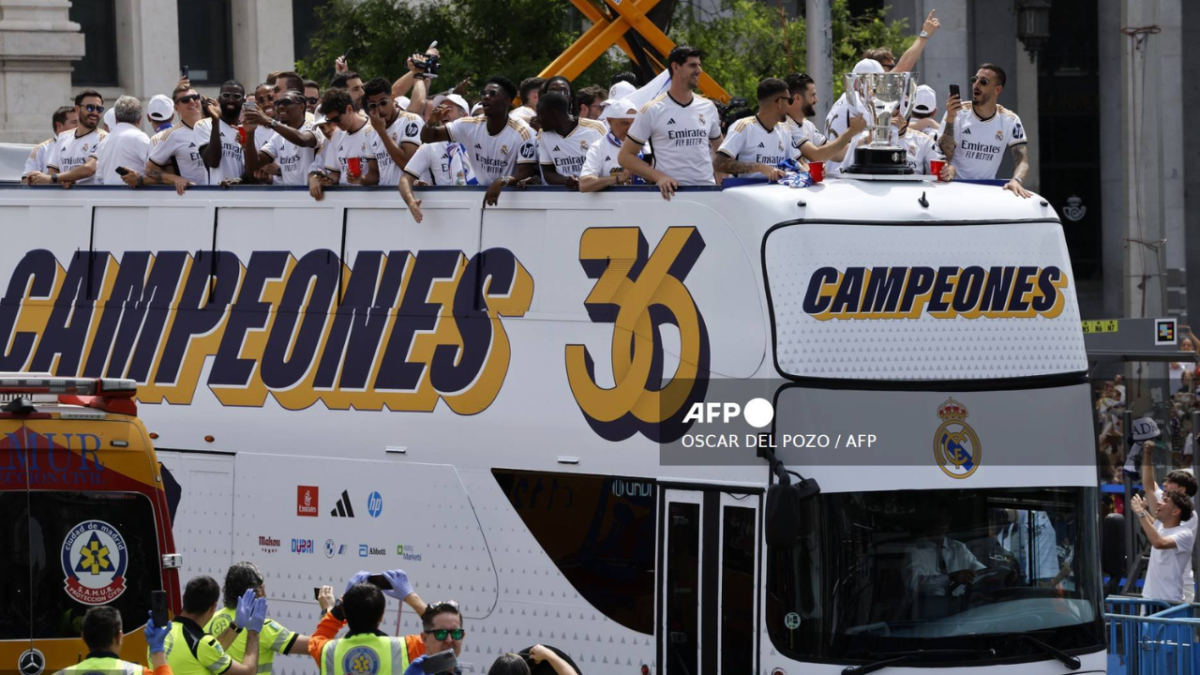 Foto: AFP | Acompañados de su afición y en un autobús especial, la plantilla del Real Madrid festejó la obtención de su liga 36.