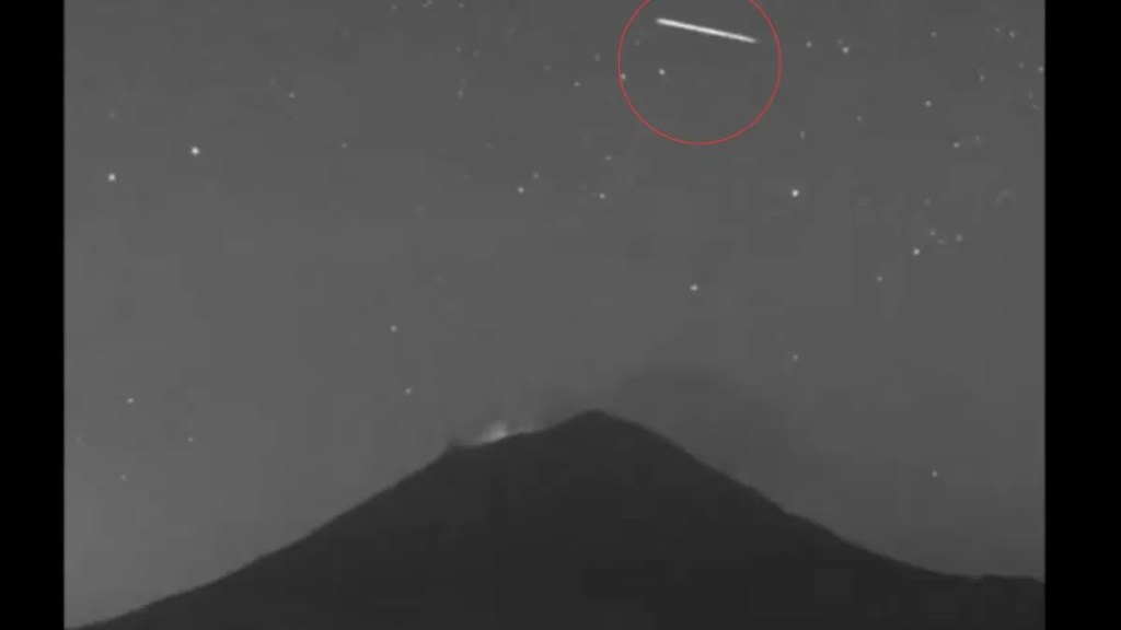 Captura: X/@webcamsdemexico| Captan un alargado objeto luminoso de una forma y origen desconocido sobrevolando cerca del volcán Popocatépetl